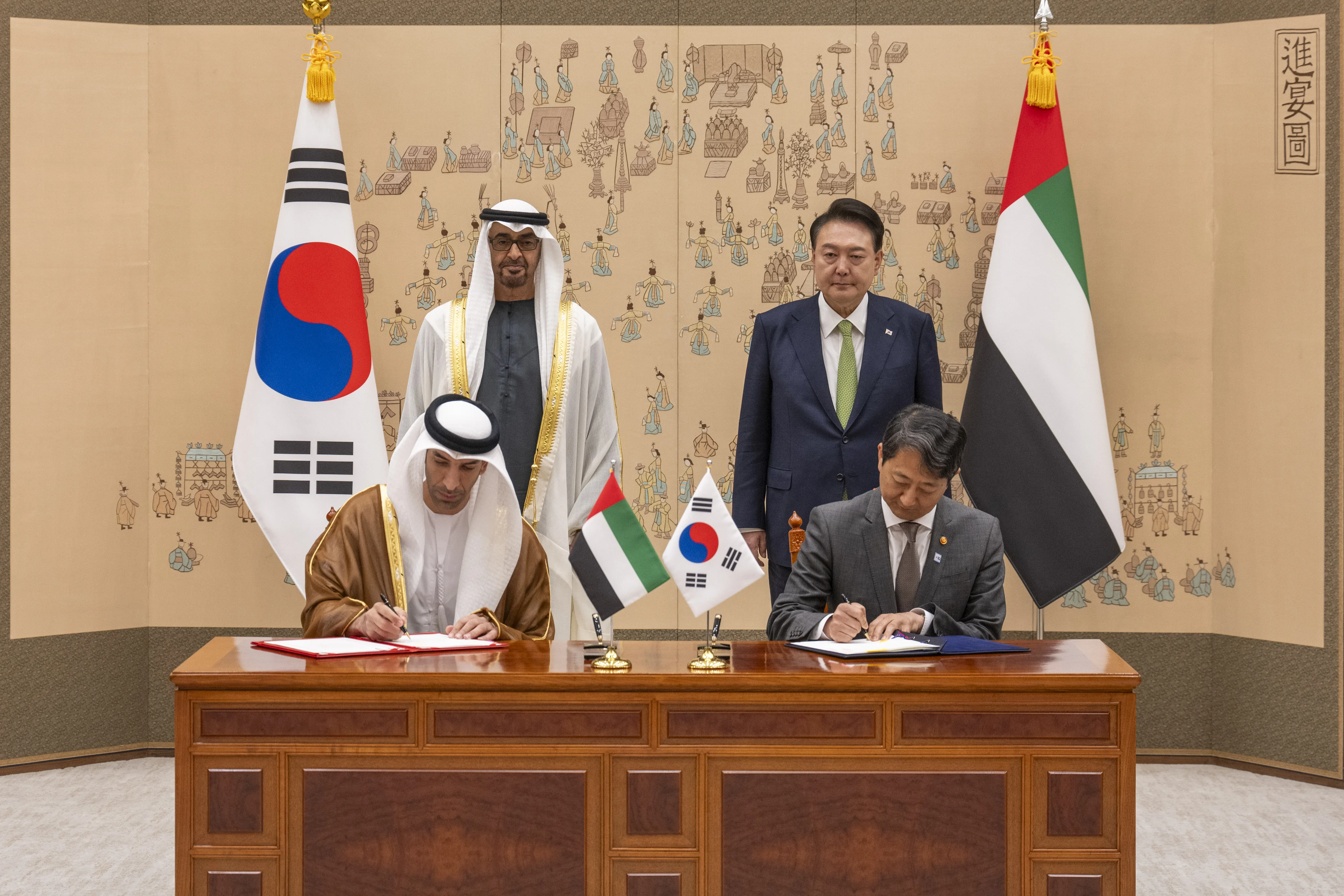 His Highness Sheikh Mohamed bin Zayed Al Nahyan, President of the United Arab Emirates and Yoon Suk Yeol, President of the Republic of Korea witness the exchange of a Framework Agreement for Cooperation on Climate Change between the Government of UAE and the Government of Republic of Korea, May 2024