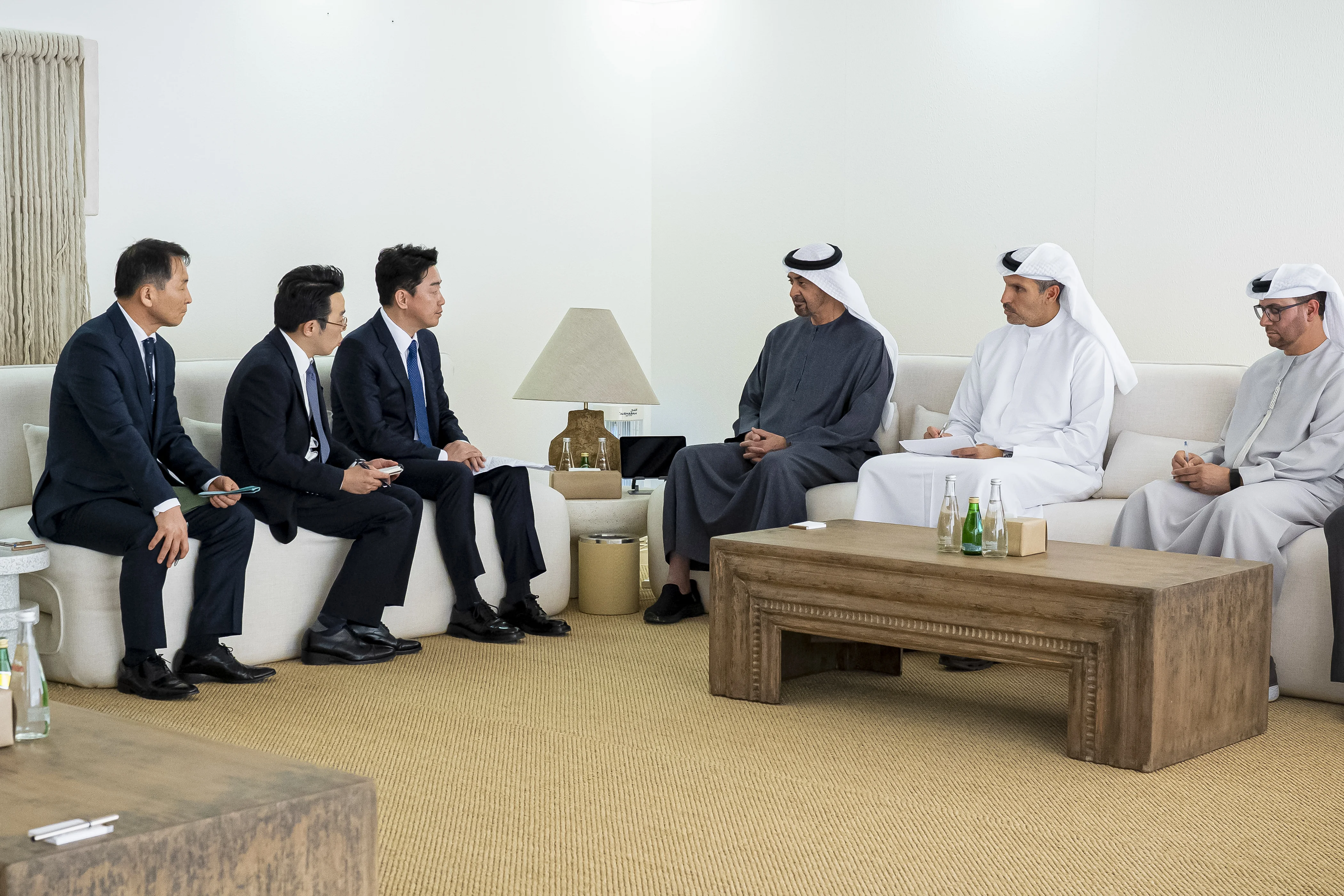His Highness Sheikh Mohamed bin Zayed Al Nahyan, President of the United Arab Emirates meets with Kang Hoon-sik, Special Envoy of the President of the Republic of Korea for Strategic Economic Cooperation, March 2026